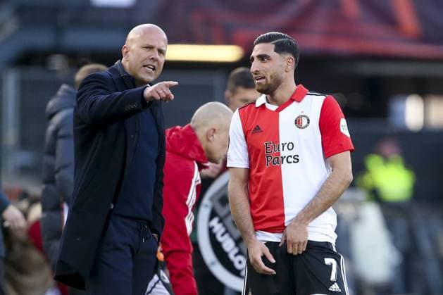 ROTTERDAM, 15-4-2023, Stadium de Kuip, European UEFA Europa League season 2022-2023. Feyenoord - AS Roma. Feyenoord trainer Arne Slot (L) and Feyenoord player Alireza Jahanbakhsh (R) during the game Feyenoord - AS Roma. Feyenoord - AS Roma  x20528777x Copyright: