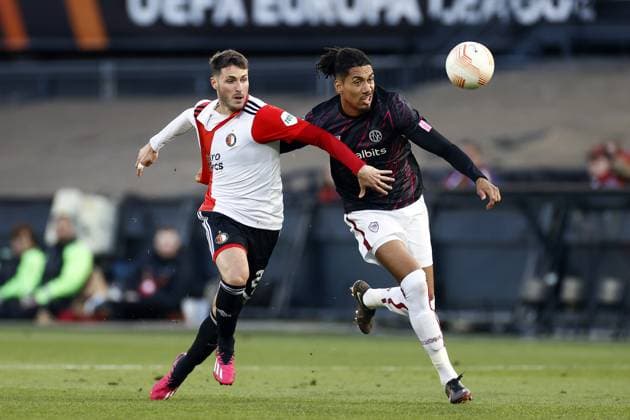 ROTTERDAM - (l-r) Santiago Gimenez of Feyenoord, Chris Smalling of AS Roma during the UEFA Europa League quarterfinal match between Feyenoord and AS Roma at Feyenoord Stadion de Kuip on April 13, 2023 in Rotterdam, Netherlands. ANP PIETER STAM DE JONGE UEFA Europa League Quarter-finals, 1st leg 2022 2023 xVIxANPxSportx xxANPxIVx 466934300 originalFilename: 466934300.jpg