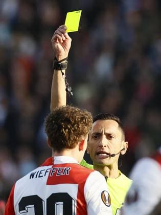 ROTTERDAM - (l-r) Mats Wieffer of Feyenoord, referee Jose Maria Sanchez during the UEFA Europa League quarterfinal match between Feyenoord and AS Roma at Feyenoord Stadion de Kuip on April 13, 2023 in Rotterdam, Netherlands. ANP PIETER STAM DE JONGE UEFA Europa League Quarter-finals, 1st leg 2022 2023 xVIxANPxSportx xxANPxIVx 466934351 originalFilename: 466934351.jpg