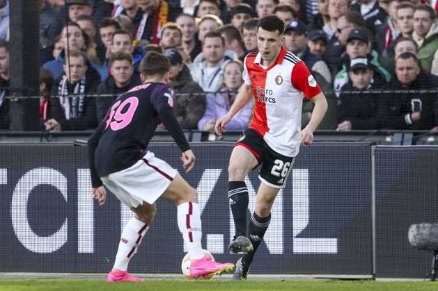 ROTTERDAM, 15-4-2023, Stadium de Kuip, the UEFA Europa League, Feyenoord - AS Roma, AS Roma player Nicola Zalewski (L) and Feyenoord player Oussama Idrissi (R) during the game Feyenoord - AS Roma. Feyenoord - AS Roma  x20528842x Copyright: