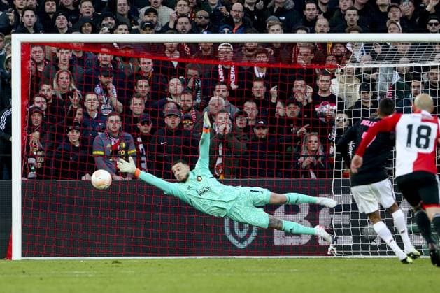 ROTTERDAM, 15-4-2023, Stadium de Kuip, the UEFA Europa League, Feyenoord - AS Roma, Feyenoord player Justin Bijlow sales Feyenoord against penalty from AS Roma player Lorenzo Pellegrini (R) during the game Feyenoord - AS Roma. Feyenoord - AS Roma  x20528932x Copyright: