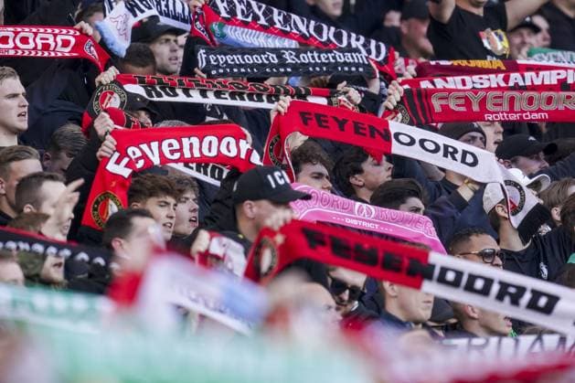 Sport Bilder des Tages ROTTERDAM, 15-4-2023, Stadium de Kuip, European UEFA Europa League season 2022-2023. Feyenoord - AS Roma. Supporters with scarfs during the game Feyenoord - AS Roma. Feyenoord - AS Roma  x20528945x Copyright: