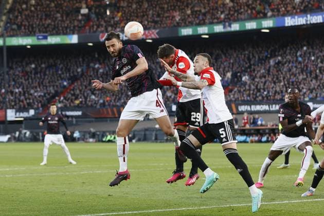 ROTTERDAM - (l-r) Bryan Cristante of AS Roma, Santiago Gimenez of Feyenoord, Quilindschy Hartman of Feyenoord during the UEFA Europa League quarterfinal match between Feyenoord and AS Roma at Feyenoord Stadion de Kuip on April 13, 2023 in Rotterdam, Netherlands. ANP PIETER STAM DE JONGE UEFA Europa League Quarter-finals, 1st leg 2022 2023 xVIxANPxSportx xxANPxIVx 466935349 originalFilename: 466935349.jpg
