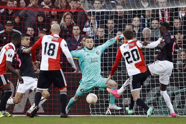 ROTTERDAM - (LR) Gianluca Mancini of AS Roma, Gernot Trauner of Feyenoord, Feyenoord goalkeeper Justin Bijlow, Mats Wieffer of Feyenoord, Tammy Abraham of AS Roma during the UEFA Europa League quarterfinal match between Feyenoord and AS Roma at Feyenoord Stadion de Kuip on 13 April 2023 in Rotterdam, Netherlands. ANP MAURICE VAN STONE UEFA Europa League Quarter-finals, 1st leg 2022 2023 xVIxANPxSportx xxANPxIVx 466936328 originalFilename: 466936328.jpg
