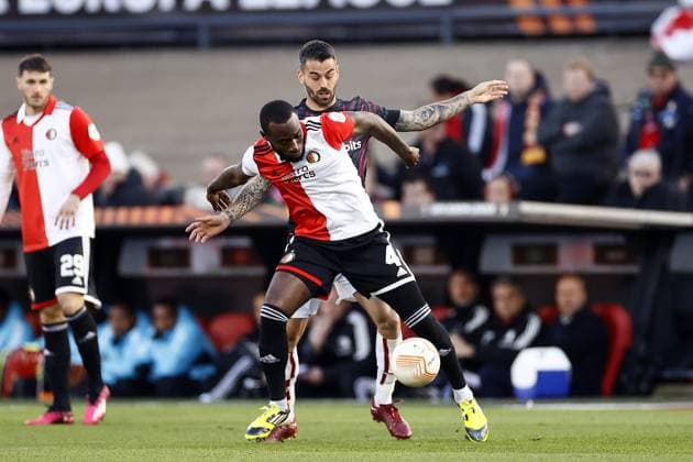 ROTTERDAM - (l-r) Lutsharel Geertruida of Feyenoord, Leonardo Spinazzola of AS Roma during the UEFA Europa League quarterfinal match between Feyenoord and AS Roma at Feyenoord Stadion de Kuip on April 13, 2023 in Rotterdam, Netherlands. ANP PIETER STAM DE JONGE UEFA Europa League Quarter-finals, 1st leg 2022 2023 xVIxANPxSportx xxANPxIVx 466937709 originalFilename: 466937709.jpg