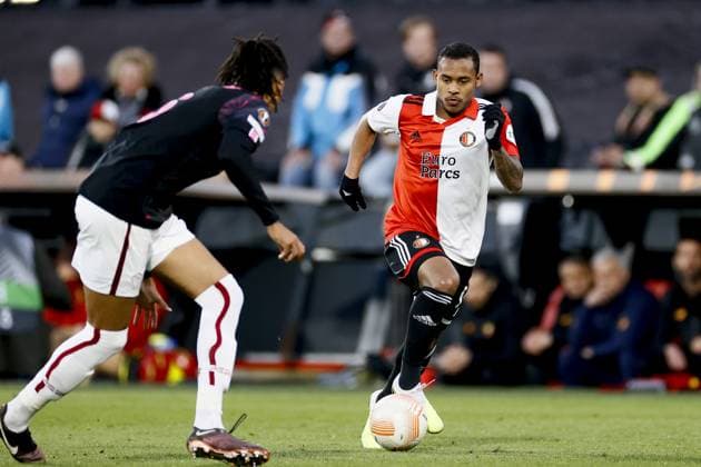 ROTTERDAM - (l-r) Chris Smalling of AS Roma, Igor Paixao of Feyenoord during the UEFA Europa League quarterfinal match between Feyenoord and AS Roma at Feyenoord Stadion de Kuip on April 13, 2023 in Rotterdam, Netherlands. ANP PIETER STAM DE JONGE UEFA Europa League Quarter-finals, 1st leg 2022 2023 xVIxANPxSportx xxANPxIVx 466938190 originalFilename: 466938190.jpg