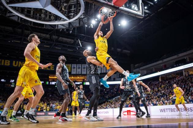 Sport Themen der Woche KW15 Sport Bilder des Tages Basketball Berlin 13.04.2023 Saison 2022 2023 Euroleague Regular Season Alba Berlin - LDLC Asvel Villeurbanne Louis Olinde (Alba Berlin, No.19) Alex Tyus (Villeurbanne, No.09) *** Basketball Berlin 13 04 2023 Euroleague Regular Season 2022 2023 Alba Berlin LDLC Asvel Villeurbanne Louis Olinde Alba Berlin, No 19 Alex Tyus Villeurbanne, No 09