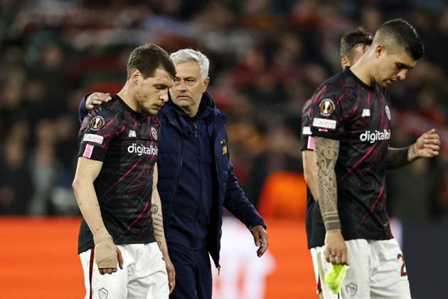 ROTTERDAM - (LR) Andrea Belotti of AS Roma, AS Roma coach Jose Mourinho, Gianluca Mancini of AS Roma during the UEFA Europa League quarterfinal match between Feyenoord and AS Roma at Feyenoord Stadion de Kuip on April 13, 2023 in Rotterdam, Netherlands. ANP MAURICE VAN STONE UEFA Europa League Quarter-finals, 1st leg 2022 2023 xVIxANPxSportx xxANPxIVx 466939771 originalFilename: 466939771.jpg