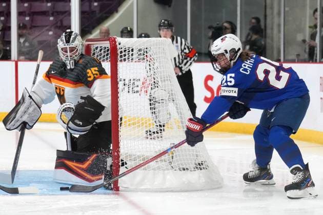 Bilder des Jahres 2023, Sport 04 April Sport Themen der Woche KW15 Sport Bilder des Tages April 13, 2023, BRAMPTON, ON, CANADA: USA forward Alex Carpenter (25) tries for a wraparound against Germany goaltender Sandra Abstreiter (35) during first period quarterfinal IIHF WomenöÄÃ s World Hockey Championship hockey action in Brampton, Ont., on Thursday, April 13, 2023. Canada News - April 13, 2023  - ZUMAc35_ 20230413_zaf_c35_062 Copyright: xNathanxDenettex