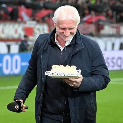 Leverkusen, Bayarena, 13 04 23, GER, men, UEFA Europa League, quarterfinals, 2022 2023 season, Bayer 04 Leverkusen Union Saint Gilloise picture Rudi Voeller received a cake for his 63rd birthday Only for editorial use DFL regulations prohibit any use of photographs as image sequences and or quasi video NRW Germany