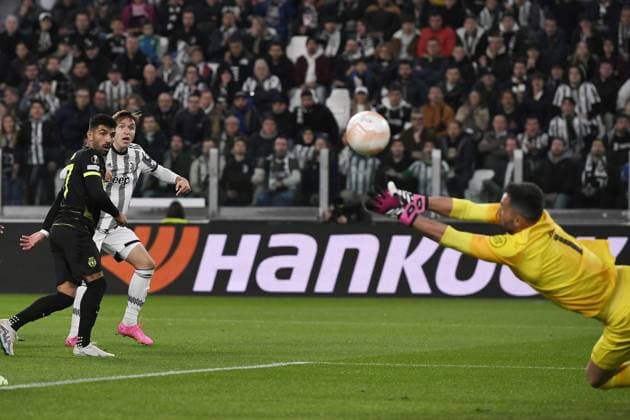 Foto Fabio Ferrari LaPresse 13 Aprile 2023 - Torino, Italia - calcio - Juventus vs Sporting Lisbona - UEFA Europa League - quarti di finale -1 2 - Juventus Stadium. Nella foto: occasione per Federico Chiesa (Juventus F.C.) e parata di Antonio Ad& xe1;n (Sporting) April 13, 2023 Turin, Italy - sport, calcio - Juventus vs Sporting Lisbona - UEFA Europa League - quarter to finals-1 2- Juventus Stadium. In the pic: Federico Chiesa (Juventus F.C.) in action, Antonio Ad& xe1;n (Sporting)  Copyright: xFabioxFerrari LaPressex