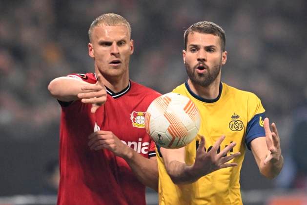 LEVERKUSEN, GERMANY - APRIL 13 : Nieuwkoop Bart defender of Union St-Gilloise battles for the ball with Bakker Mitchel defender of Bayer Leverkusen during the UEFA Europa League Quarter-finals, 1st leg match between Leverkusen and Union SG at the BayArena on April 13, 2023 in Leverkusen, Germany, 13 04 2023 ( Leverkusen v Union SG - UEFA Europa League PhotoNews Panoramic 