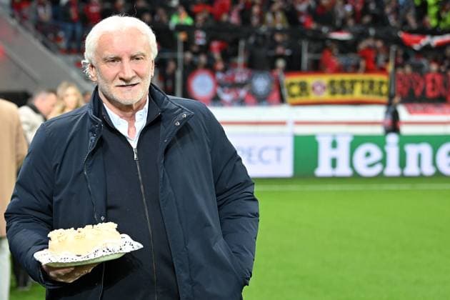Leverkusen, Bayarena, 13 04 23, GER, men, UEFA Europa League, quarterfinals, 2022 2023 season, Bayer 04 Leverkusen Union Saint Gilloise picture Rudi Voeller received a cake for his 63rd birthday Only for editorial use DFL regulations prohibit any use of photographs as image sequences and or quasi video NRW Germany