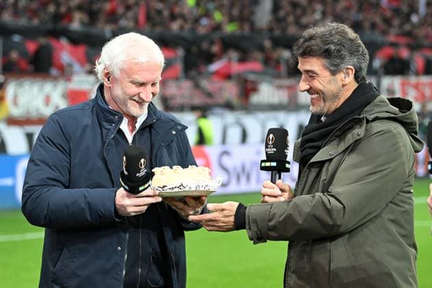 Sport Themen der Woche KW15 Sport Bilder des Tages Leverkusen, Bayarena, 13.04.23, GER, Herren, UEFA Europa League, Viertelfinale, Saison 2022-2023, Bayer 04 Leverkusen - Union Saint-Gilloise Bild: v..re. Karl-Heinz Riedle gratuliert Rudi Voeller zu seinem 63. Geburtstag Only for editorial use! DFL regulations prohibit any use of photographs as image sequences and or quasi-video. NRW Deutschland *** Leverkusen, Bayarena, 13 04 23, GER, men, UEFA Europa League, quarterfinals, 2022 2023 season, Bayer 04 Leverkusen Union Saint Gilloise picture v re Karl Heinz Riedle congratulates Rudi Voeller on his 63rd birthday Only for editorial use DFL regulations prohibit any use of photographs as image sequences and or quasi video NRW Germany