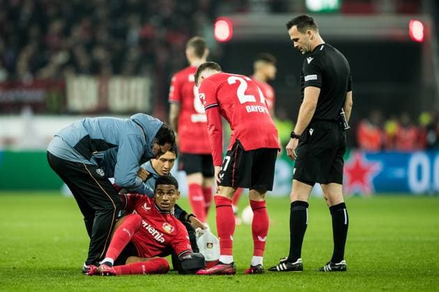 UEFA Europa League Bayer 04 Leverkusen Royale Union Saint Gilloise Amine Adli Bayer 04 Leverkusen, 21 needs treatment on the pitch UEFA Europa League quarterfinals Bayer 04 Leverkusen Royale Union Saint Gilloise, BayArena Leverkusen Copyright: xBEAUTIFULxSPORTS Wunderlx