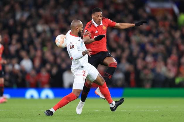 Fußball UEFA Europa League Viertelfinale Hinspiel Manchester United gegen Sevilla 13. April 2023 UEFA Europa League Viertelfinale Hinspiel Manchester United gegen Sevilla Marcao von Sevilla und Anthony Martial von Manchester United Foto Simon Stacpoole Abseits Manchester UK  Copyright: xSimonxStacpoolexOffside