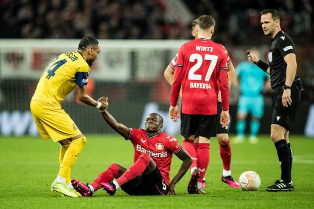 UEFA Europa League Bayer 04 Leverkusen Royale Union Saint Gilloise Siebe van der Heyden Royale Union Saint Gilloise, 44 pulls Moussa Diaby Bayer 04 Leverkusen, 19 to his feet with face contorted in pain after foul UEFA Europa League quarterfinals Bayer 04 Leverkusen Royale Union Saint Gilloise, BayArena Leverkusen Copyright: xBEAUTIFULxSPORTS Wunderlx