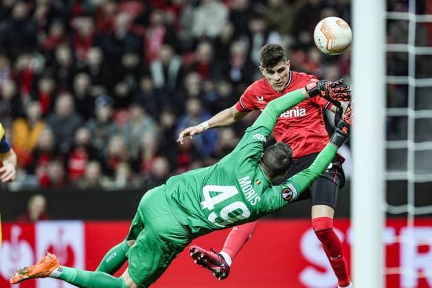 Union s goalkeeper Anthony Moris and Leverkusen s Piero Hincapie fight for the ball during a soccer game between German Bayer 04 Leverkusen and Belgian Royale Union Saint-Gilloise, the first leg game of the quarterfinals of the UEFA Europa League competition, Thursday 13 April 2023 in Leverkusen, Germany. BRUNOxFAHY  x64674132x