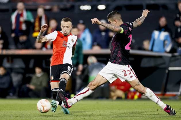 ROTTERDAM - (l-r) Quilindschy Hartman of Feyenoord, Gianluca Mancini of AS Roma during the UEFA Europa League quarterfinal match between Feyenoord and AS Roma at Feyenoord Stadion de Kuip on April 13, 2023 in Rotterdam, Netherlands. ANP PIETER STAM DE JONGE UEFA Europa League Quarter-finals, 1st leg 2022 2023 xVIxANPxSportx xxANPxIVx 466941920 originalFilename: 466941920.jpg