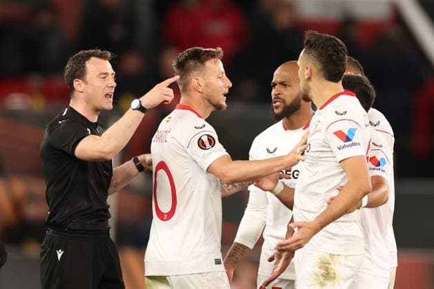 Mandatory Credit: Photo by Ryan Browne Shutterstock (13867464bh) Referee Mr Felix Zwayer ushers away Sevilla players at half time. Manchester United, ManU v Sevilla, UEFA Europa League, Quarter-Final, First Leg, Football, Old Trafford, Manchester, UK - 13 Apr 2023 Manchester United v Sevilla, UEFA Europa League, Quarter-Final, First Leg, Football, Old Trafford, Manchester, UK - 13 Apr 2023 Copyright: xRyanxBrowne Shutterstockx 13867464bh