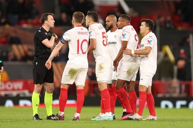 Mandatory Credit: Photo by Ryan Browne Shutterstock (13867464bi) Referee Mr Felix Zwayer ushers away Sevilla players at half time. Manchester United, ManU v Sevilla, UEFA Europa League, Quarter-Final, First Leg, Football, Old Trafford, Manchester, UK - 13 Apr 2023 Manchester United v Sevilla, UEFA Europa League, Quarter-Final, First Leg, Football, Old Trafford, Manchester, UK - 13 Apr 2023 Copyright: xRyanxBrowne Shutterstockx 13867464bi