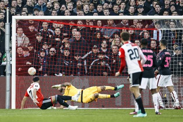 ROTTERDAM - (LR) Alireza Jahanbaksh of Feyenoord, AS Roma goalkeeper Rui Patricio, Mats Wieffer of Feyenoord scores the 1-0 during the UEFA Europa League quarterfinal match between Feyenoord and AS Roma at Feyenoord Stadion de Kuip on April 13, 2023 in Rotterdam, Netherlands . ANP MAURICE VAN STONE UEFA Europa League Quarter-finals, 1st leg 2022 2023 xVIxANPxSportx xxANPxIVx 466942665 originalFilename: 466942665.jpg