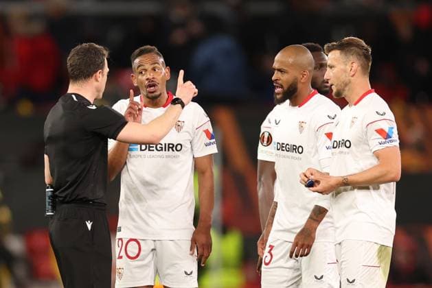 Mandatory Credit: Photo by Ryan Browne Shutterstock (13867464bj) Referee Mr Felix Zwayer ushers away Ivan Rakitic of Sevilla and team mates at half time. Manchester United, ManU v Sevilla, UEFA Europa League, Quarter-Final, First Leg, Football, Old Trafford, Manchester, UK - 13 Apr 2023 Manchester United v Sevilla, UEFA Europa League, Quarter-Final, First Leg, Football, Old Trafford, Manchester, UK - 13 Apr 2023 Copyright: xRyanxBrowne Shutterstockx 13867464bj