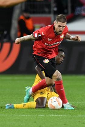 Robert Andrich Bayer 04 Leverkusen one-on-one with Jean Thierry Lazare Amani Union Saint Gilloise GER, Bayer 04 Leverkusen vs Union Saint Gilloise, football, Europa League, quarterfinal first leg, 2022 2023 season, 13 04 2023 DFL REGULATES PROHIBIT ANY USE OF PHOTOGRAPHS AS IMAGE SEQUENCES AND OR QUASI VIDEO GER, Bayer 04 Leverkusen vs Union Saint Gilloise, Football, Europa League, Quarterfinal First Leg, Season 2022 2023, 13 04 2023 Leverkusen Copyright: xEibner-Pressefoto ThomasxThienelx EP_TTL