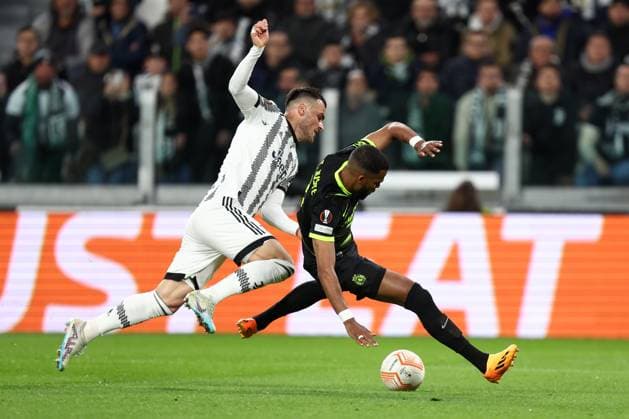 Juventus Fc - Sporting Clube de Portugal Sebastian Coates of Sporting Clube de Portugal and Filip Kostic of Juventus Fc battle for the ball during the Uefa Europa League quarter-final first leg match beetween Juventus Fc and Sporting Clube de Portugal at Allianz Stadium on April 13 2023 in Turin, Italy . Turin Allianz Stadium Italy Copyright: xMarcoxCanonierox
