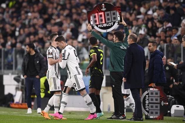 Foto Fabio Ferrari LaPresse 13 Aprile 2023 - Torino, Italia - calcio - Juventus vs Sporting Lisbona - UEFA Europa League - quarti di finale -1 2 - Juventus Stadium. Nella foto: Dusan Vlahovic (Juventus F.C.) entra in campo April 13, 2023 Turin, Italy - sport, calcio - Juventus vs Sporting Lisbona - UEFA Europa League - quarter to finals-1 2- Juventus Stadium. In the pic: Dusan Vlahovic (Juventus F.C.) on the pitch  Copyright: xFabioxFerrari LaPressex