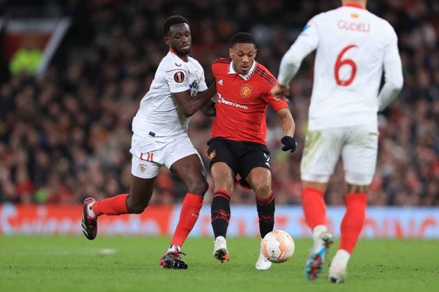 Fußball UEFA Europa League Viertelfinale Hinspiel Manchester United gegen Sevilla 13. April 2023 UEFA Europa League Viertelfinale Hinspiel Manchester United gegen Sevilla Tanguy Nianzou von Sevilla und Anthony Martial von Manchester United Foto Simon Stacpoole Abseits Manchester UK  Copyright: xSimonxStacpoolexOffside