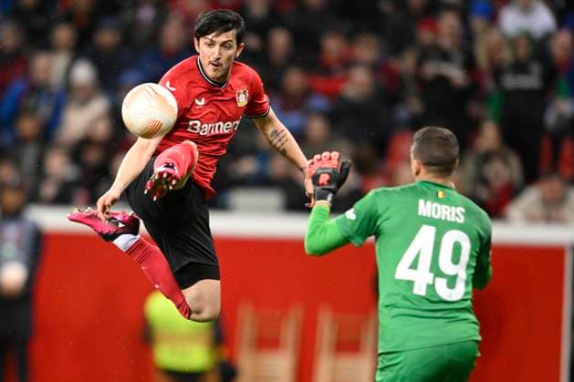 Sport Bilder des Tages LEVERKUSEN, GERMANY - APRIL 13 : Azmoun Sardar forward of Bayer Leverkusen battles for the ball with Moris Anthony goalkeeper of Union St-Gilloise during the UEFA Europa League Quarter-finals, 1st leg match between Leverkusen and Union SG at the BayArena on April 13, 2023 in Leverkusen, Germany, 13 04 2023 ( Leverkusen v Union SG - UEFA Europa League PhotoNews Panoramic 