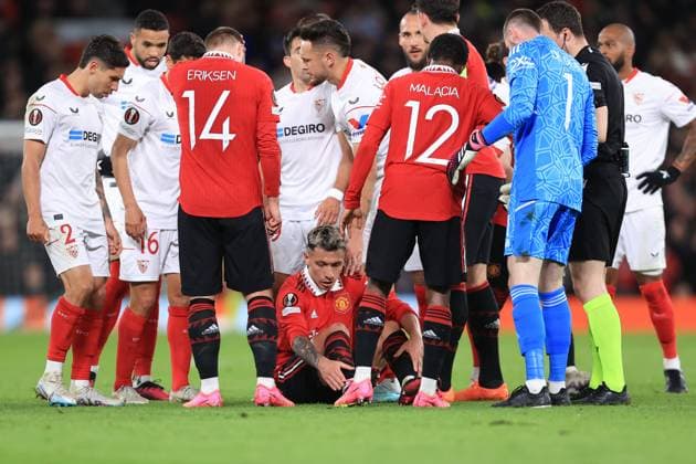 Fußball UEFA Europa League Viertelfinale 1. Spiel Manchester United gegen Sevilla 13. April 2023 UEFA Europa League Viertelfinale 1. Spiel Manchester United gegen Sevilla Lisandro Martinez von Manchester United geht verletzt zu Boden, bevor er vom Platz gebracht wird Foto Simon Stacpoole Abseits Manchester UK  Copyright: xSimonxStacpoolexOffside