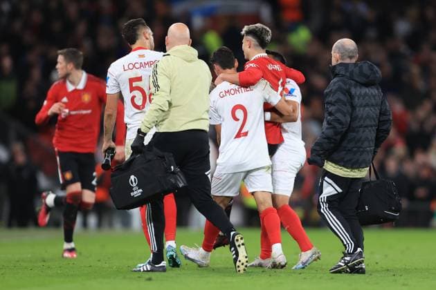 Fußball UEFA Europa League Viertelfinale Hinspiel Manchester United gegen Sevilla 13. April 2023 UEFA Europa League Viertelfinale Hinspiel Manchester United gegen Sevilla Lisandro Martinez von Manchester United wird verletzt abtransportiert Foto Simon Stacpoole Abseits Manchester UK  Copyright: xSimonxStacpoolexOffside