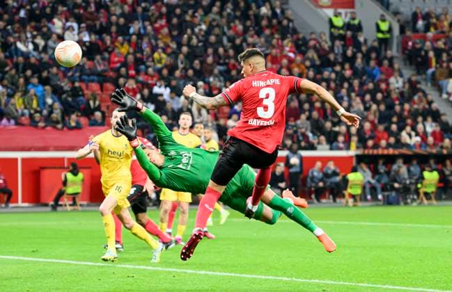 Goal chance Piero HINCAPIE LEV , against goalkeeper Anthony Moris l USG duel, action, football Europa League, quarterfinal first leg, Bayer 04 Leverkusen LEV Union Saint Gilloise USG , on 13 04 2023 in Leverkusen Germany UEFA regulations prohibit any use of photographs as image sequences and or quasi video Â
