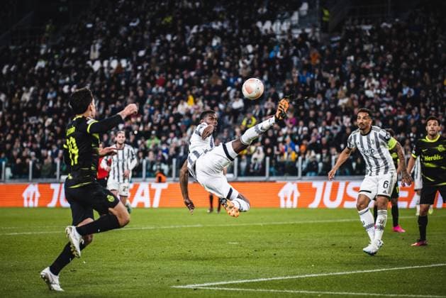 Juventus x Sporting UEFA Europa League TURIM, TU - 13.04.2023: JUVENTUS X SPORTING UEFA EUROPA LEAGUE - Football - Juventus X Sporting - First leg valid for the UEFA Europa League Quarter Finals. Held at the Allianz Stadium, this Thursday (13), in the photo Pogba (10) in an incredible interception (Photo: Luca Castro Fotoarena) x2360222x  LucaxCastro
