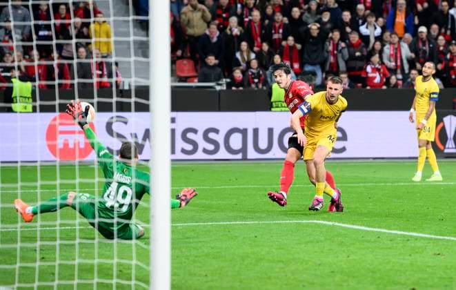 v l Goalkeeper Anthony MORIS USG , Sardar AZMOUN LEV Siebe VAN DER HEYDEN USG Goal chance, duel, action, Football Europa League, quarterfinal first leg, Bayer 04 Leverkusen LEV Union Saint Gilloise USG 1 1, on 13 04 2023 in Leverkusen Germany UEFA regulations prohibit any use of photographs as image sequences and or quasi video Â