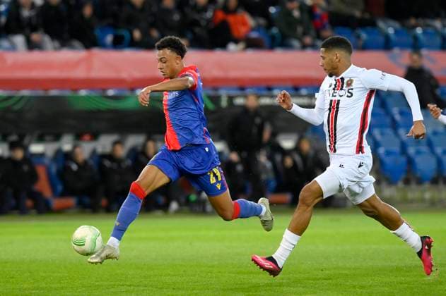 Dan Ndoye, FCB, re Jean Clair Todibo, OGC, FC Basel OGC Nice, quarterfinal UEFA Europa Conference, football, 13 04 2023