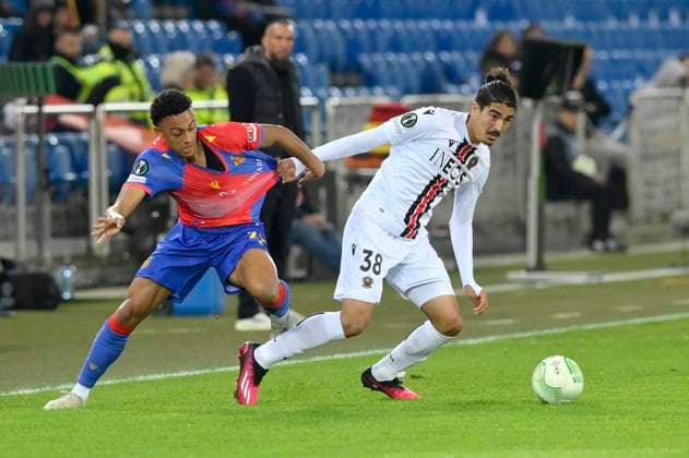 Dan Ndoye, FCB, re Ayoub Amraoui, OGC, FC Basel OGC Nice, quarterfinal UEFA Europa Conference, football, 13 04 2023