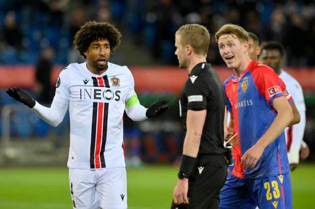 V l n r Dante, OGC, referee Glenn Nyberg, SWE, Wouter Burger, FCB, FC Basel OGC Nice, quarterfinal UEFA Europa Conference, football, 13 04 2023