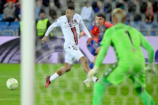 Jean Clair Todibo, OGC, re Mohamed Zeki Amdouni, FCB, FC Basel OGC Nice, quarterfinal UEFA Europa Conference, football, 13 04 2023