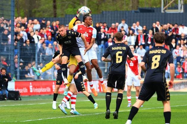 Aki Koch Mainz catches the ball, davo Philipp Schulz Mainz in a duel with Elias Geoffrey Bakatukanda Koeln 1 FC Koeln vs 1 FSV Mainz 05, Football, A Junioren Bundesliga, 14 04 2023 DFB regulations prohibit any use of photographs as image sequences and or quasi video 1 FC Koeln vs 1 FSV Mainz 05, Football, A Junioren Bundesliga, 14 04 2023 Koeln Copyright: xEibner-Pressefotox EP_RWS