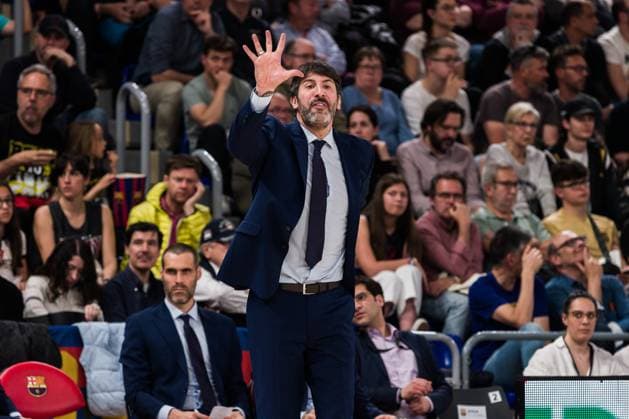 April 14, 2023, Barcelona, Barcelona, Spain: Alex Mumbru, Head coach of Valencia Basket gestures during the Turkish Airlines EuroLeague match between FC Barcelona, Barca and Valencia Basket at Palau Blaugrana on April 14, 2023 in Barcelona, Spain. Barcelona Spain - ZUMAa181 20230414_zaa_a181_081 Copyright: xJavierxBorregox