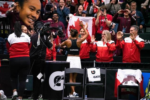 Tennis, Billie Jean King Cup, Kanada - Belgien Vancouver, British Columbia, Canada, April 14th 2023: Leylah Fernandez (Canada) shares high fives with Bianca Andreescu (Canada) and Team Canada after winning the 2023 Billie Jean King Cup Qualifiers match between Canada and Belgium at Pacific Coliseum in Vancouver, BC, Canada (EDITORIAL USAGE ONLY). (Amy Elle SPP) Copyright: xAmyxElle SPPx spp-en-AmEl-DSC07451