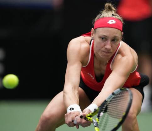 Tennis, Billie Jean King Cup, Kanada - Belgien April 14, 2023, VANCOUVER, BC, CANADA: Belgium s Yanina Wickmayer returns to Canada s Leylah Annie Fernandez during a Billie Jean King Cup qualifiers singles match, in Vancouver, on Friday, April 14, 2023. Canada News - April 14, 2023  - ZUMAc35_ 20230414_zaf_c35_176 Copyright: xDarrylxDyckx