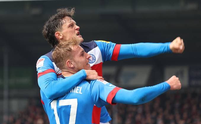 Sport Bilder des Tages Torjubel 2-0 durch Fabian Reese (Holstein Kiel), es freut sich Timo Becker (Holstein Kiel) mit dem Torschuetzen Fussball, Herren, Saison 2022 2023, 2.BL, Holstein Kiel gegen 1.FC Nuernberg, 2-1 DFL REGULATIONS PROHIBIT ANY USE OF PHOTOGRAPHS AS IMAGE SEQUENCES AND OR QUASI-VIDEO. *** Goal celebration 2 0 by Fabian Reese Holstein Kiel , it rejoices Timo Becker Holstein Kiel with the goal scorer Football, men, season 2022 2023, 2 BL, Holstein Kiel against 1 FC Nuernberg, 2 1 DFL REGULATIONS PROHIBIT ANY USE OF PHOTOGRAPHS AS IMAGE SEQUENCES AND OR QUASI VIDEO