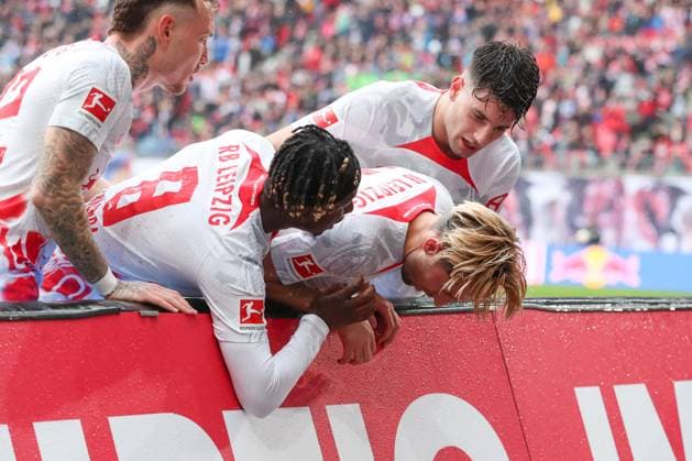 Sport Themen der Woche KW15 Sport Bilder des Tages 15.04.2023, xtgx, Fussball 1. Bundesliga, RB Leipzig - FC Augsburg emspor, v.l. Kevin Kampl (Leipzig, 44) Jubel, Torjubel, jubelt ueber das Tor, celebrate the goal, celebration 1:1, verletzt sich, Verletzung (DFL DFB REGULATIONS PROHIBIT ANY USE OF PHOTOGRAPHS as IMAGE SEQUENCES and or QUASI-VIDEO) Leipzig *** 15 04 2023, xtgx, football 1 Bundesliga, RB Leipzig FC Augsburg emspor, v l Kevin Kampl Leipzig, 44 jubilation, goal jubilation, cheers about the goal, celebrate the goal, celebration 1 1, injured, injury DFL DFB REGULATIONS PROHIBIT ANY USE OF PHOTOGRAPHS AS IMAGE SEQUENCES AND OR QUASI VIDEO Leipzig