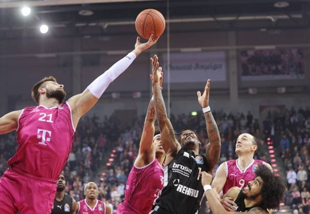 Sport Themen der Woche KW15 Sport Bilder des Tages Leon Kratzer Telekom Baskets Bonn vs. medi Bayreuth Foto: Jörn Wolter *** Leon Kratzer Telekom Baskets Bonn vs medi Bayreuth Photo Jörn Wolter