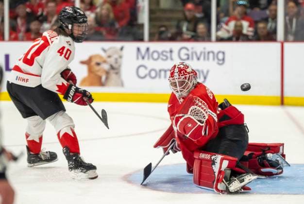 Eishockey, Frauen WM, Kanada - Schweiz April 15, 2023, BRAMPTON, ON, CANADA: Switzerland goaltender Andrea Braendli (20) makes a save on Canada forward Blayre Turnbull (40) during first period IIHF Women s World Hockey Championship semifinal hockey action in Brampton, Ont., on Saturday April 15, 2023. Canada News - April 15, 2023 - ZUMAc35_ 20230415_zaf_c35_024 Copyright: xFrankxGunnx