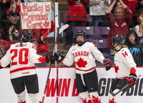 Eishockey, Frauen WM, Kanada - Schweiz April 15, 2023, BRAMPTON, ON, CANADA: Canada forward Sarah Fillier (10) is congratulated by teammates forward Sarah Nurse (20) and defender Renata Fast (14) after scoring on Switzerland during second period IIHF Women s World Hockey Championship semi-final hockey action in Brampton, Ont., on Saturday April 15, 2023. Canada News - April 15, 2023 - ZUMAc35_ 20230415_zaf_c35_043 Copyright: xFrankxGunnx